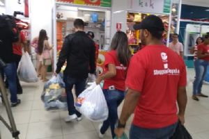 O Shopping Popular arrecadou mais de 150 cestas bsicas em prol do Natal da Solidariedade