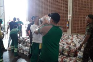 Cerimnia de entrega de cestas da campanha Natal sem Fome