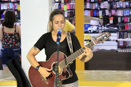 Shopping Popular recebe a cantora Karola Nunes atravs do projeto Sesc Na Rua
