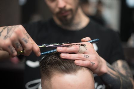 Cuidados masculinos: looks, barbearias e estticas no Shopping Popular