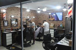 Barbearias vintage no Shopping Popular