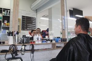 Barbearias vintage no Shopping Popular