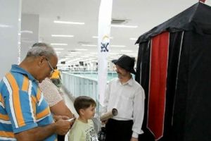 Shopping Popular recebeu uma tarde repleta de hist�rias de terror e a arte do teatro animado