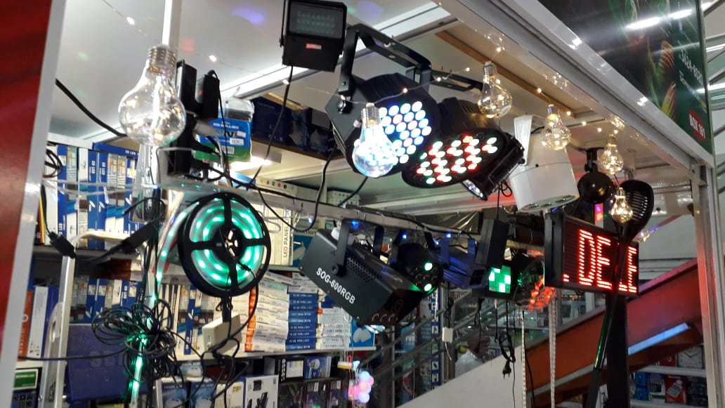 Fim de ano se aproxima, decora��o natalina est� sendo comercializado no Shopping Popular