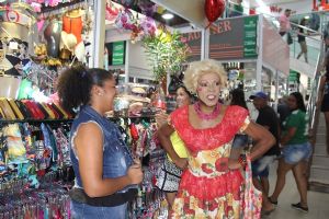 Cuiabana de �tchape e cruz�, Comadre Nhara visita o Shopping Popular