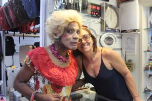 Cuiabana de �tchape e cruz�, Comadre Nhara visita o Shopping Popular