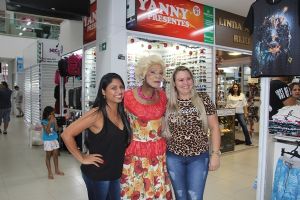 Cuiabana de �tchape e cruz�, Comadre Nhara visita o Shopping Popular
