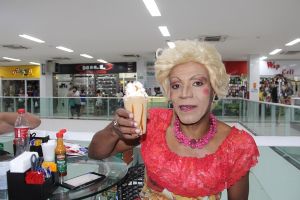 Cuiabana de �tchape e cruz�, Comadre Nhara visita o Shopping Popular