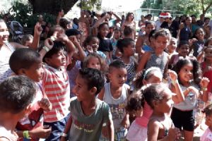 Doa��o, alegria e muitas brincadeiras defini manh� de domingo em Altos do Leverger