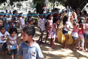 Doa��o, alegria e muitas brincadeiras defini manh� de domingo em Altos do Leverger