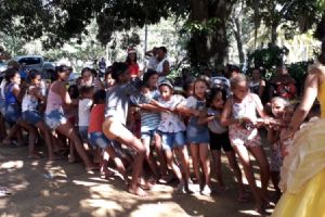 Doa��o, alegria e muitas brincadeiras defini manh� de domingo em Altos do Leverger