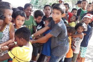 Doa��o, alegria e muitas brincadeiras defini manh� de domingo em Altos do Leverger