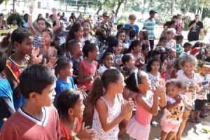 Doa��o, alegria e muitas brincadeiras defini manh� de domingo em Altos do Leverger