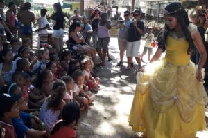 Doa��o, alegria e muitas brincadeiras defini manh� de domingo em Altos do Leverger