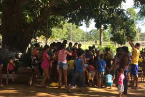 Doa��o, alegria e muitas brincadeiras defini manh� de domingo em Altos do Leverger