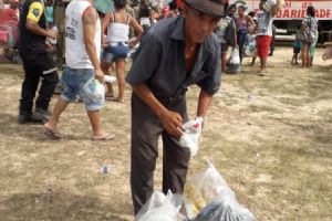 30 toneladas de donativos foram distribu�dos para mais de 600 fam�lias que n�o tinham esperan�a nesse Natal