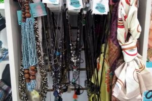 Encontre no Shopping Popular acess�rios femininos para incrementar o look b�sico