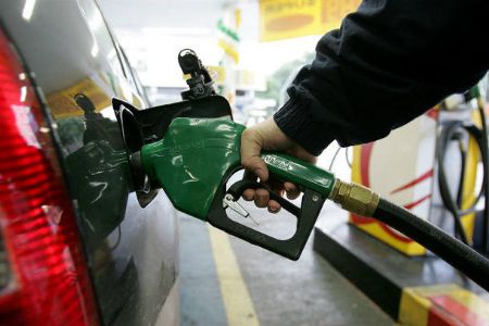 Pre�o da gasolina nas refinarias da Petrobras cai para menor valor desde maio