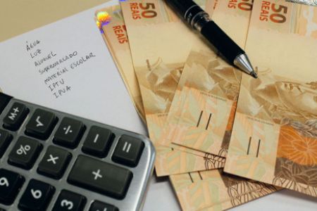 Contrata��o de cr�dito � op��o para o pagamento das contas