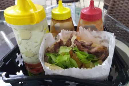 Saboroso, r�pido e pr�tico: churrasco grego faz sucesso no Shopping Popular