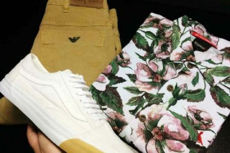 Camisetas estampadas criam look descontra�do e moderno para os homens