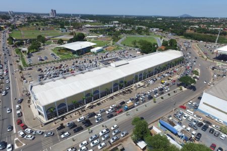 V�spera de Carnaval atrai p�blico do interior para o Shopping Popular