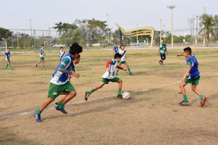 O projeto Bom de Bola Bom de Escola entrega a premia��o para a primeira Copa do Programa