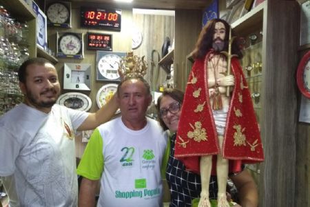 Shopping Popular recebe bandeira do �Senhor Bom Jesus de Cuiab� padroeiro da Capital