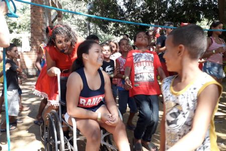 Doa��o, alegria e muitas brincadeiras defini manh� de domingo em Altos do Leverger