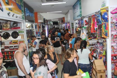 Na v�spera do Natal, o Shopping Popular � um dos lugares mais completos para a realiza��o das compras de fim de ano