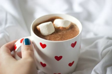 Cuiabana criadora do 'melhor bolo de cenoura' ensina receita de chocolate quente cremoso