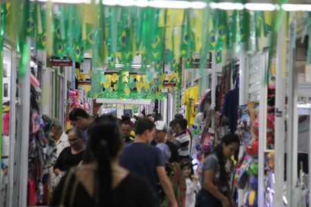 Shopping Popular entra no clima da Copa