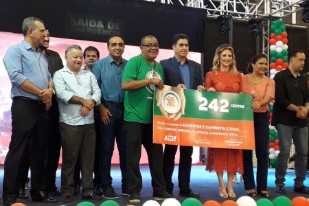 Cerim�nia de entrega de cestas da campanha Natal sem Fome