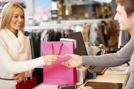 44% dos brasileiros j� usaram o nome de outra pessoa para fazer compras a prazo