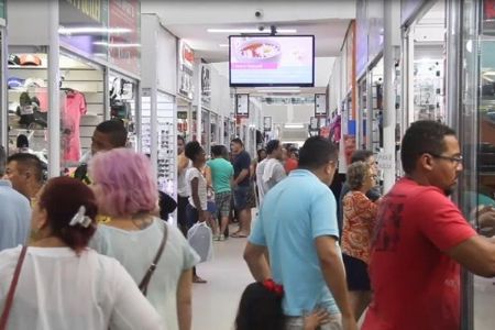 Confian�a do consumidor cai em agosto ante julho, diz FGV