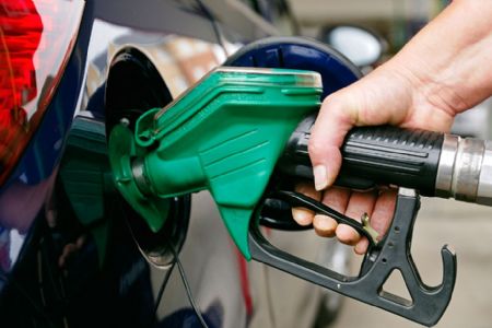 Petrobras anuncia 4� redu��o seguida na semana no pre�o da gasolina nas refinarias