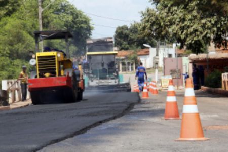 Obra de recupera��o da pavimenta��o da Avenida Coxip� Mirim � retomada