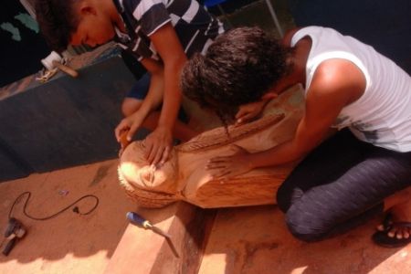 Artistas mo�ambicano ministra curso de escultura em madeira
