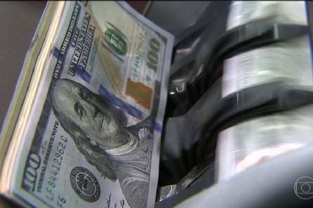 D�lar opera em alta e volta a bater R$ 3,75
