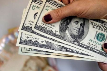 D�lar cai mais de 1%, vendido perto de R$ 3,73; Bolsa opera em alta