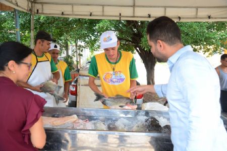 Vendas do pescado do programa Peixe Santo atraem consumidores
