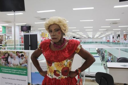 Cuiabana de �tchape e cruz�, Comadre Nhara visita o Shopping Popular