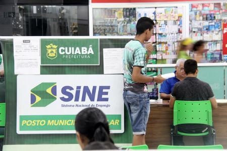 Semana se inicia com a abertura de 76 vagas de emprego no Shopping Popular