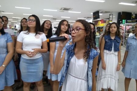 Coral Kyeios trouxe para o Shopping Popular a mensagem do Natal atrav�s do canto