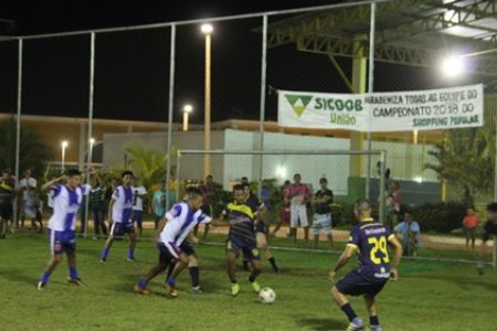Grande final do campeonato interno de futebol society do Shopping Popular