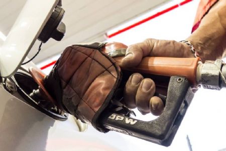 Pre�o m�dio da gasolina nas refinarias sobe 1,68% amanh� e j� supera R$ 2,20