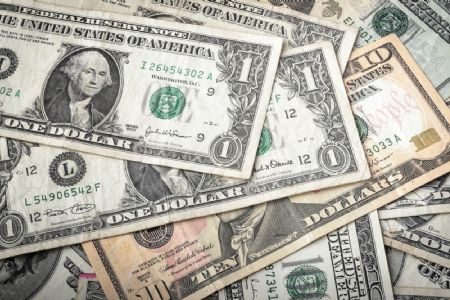 D�lar opera em alta nesta quarta-feira