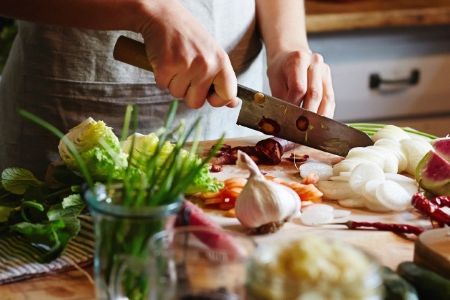 Precisa de dinheiro e curte cozinhar? Veja passo a passo como vender comida