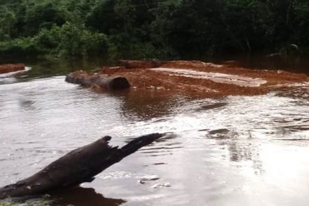Ponte de madeira � levada pela chuva e trecho da MT-208 fica interditado