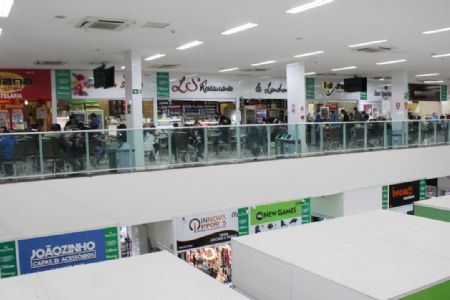 Hora da fome: Pra�a de alimenta��o do Shopping Popular sempre cheia de cores e sabores